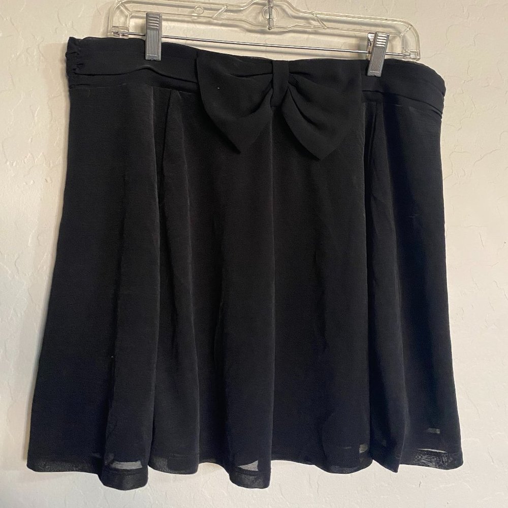 H & M Black  Skirt with bow Size L